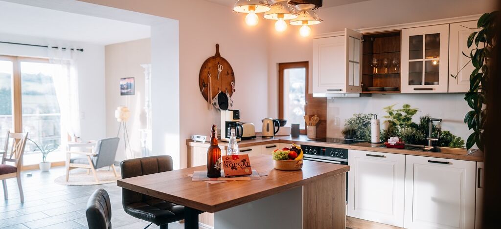 Innenaufnahme Wohn- und Essbereich mit Küchenzeile