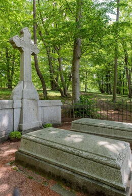 Herzogsgrab im Schlosspark Altenstein inmitten landschaftlicher Umgebung