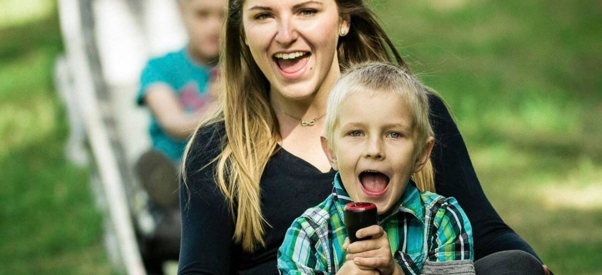Mutter und Kind auf der Sommerrodelbahn im Inselsberg Funpark
