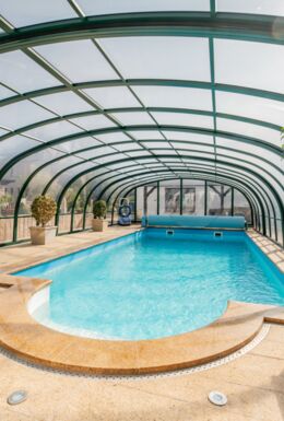 Außenaufnahme mit überdachtem Swimmingpool