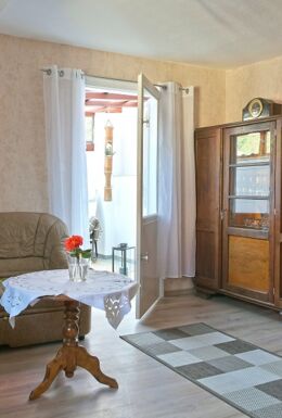 Innenaufnahme Zimmer mit Sofa, Sessel, TV und Schrank