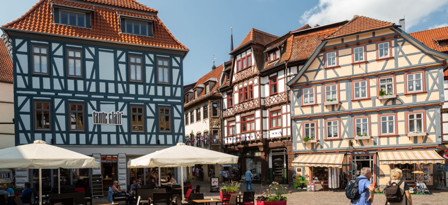 Fachwerkhäuser in Schmalkalden mit Café und Sitzplätzen im Außenbereich