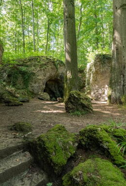 Landschaftsaufnahme mit Felsentheater