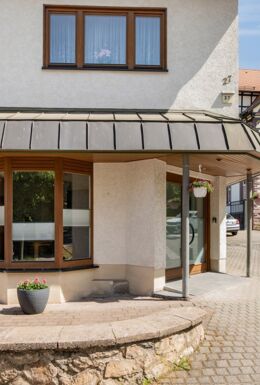 Außenaufnahme Ferienwohnung Hopf mit Fachwerkgebäude Historischer Post im Hintergrund