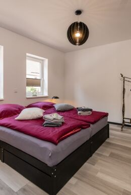 Innenaufnahme Zimmer mit Doppelbett und Kommode