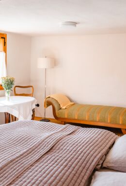 Innenaufnahme Wohn- und Schlafraum mit Bett, Sofa und Sitzecke