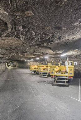 Innenaufnahme Erlebnisbergwerk Merkers mit Zufahrtsstraße und Grubenfahrzeugen