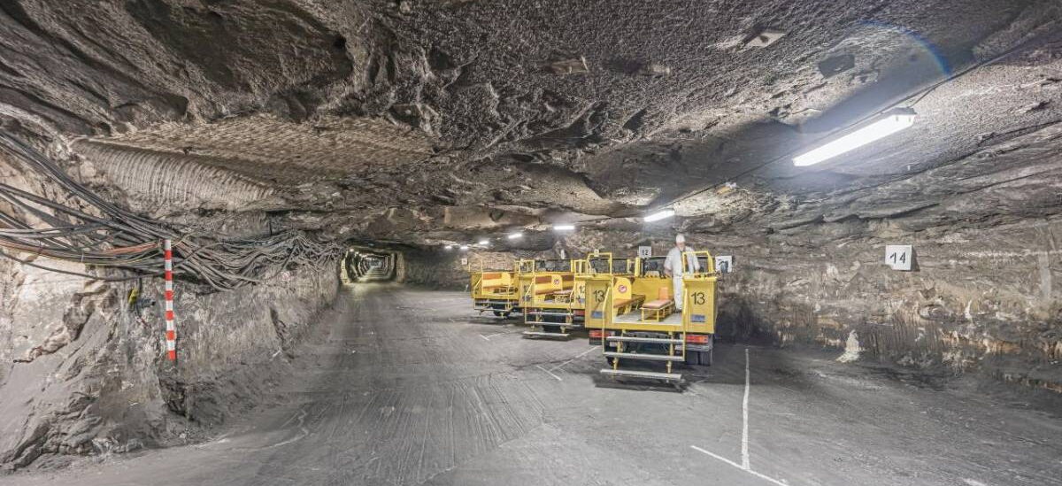 Innenaufnahme Erlebnisbergwerk Merkers mit Zufahrtsstraße und Grubenfahrzeugen