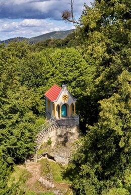 Landschaftsaufnahme Felsen mit Treppen, darauf Ritterkapelle im Schlosspark Altenstein