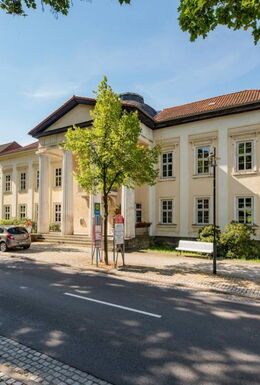 Außenaufnahme Palais Weimar mit Stadt- und Kurbibliothek
