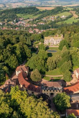 Luftaufnahme Innenpark Schloss & Park Altenstein mit Eingangsbereich und Schloss, umgeben von Wald und Natur