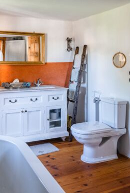 Innenaufnahme Badezimmer mit Waschtisch, Spiegel und Toilette