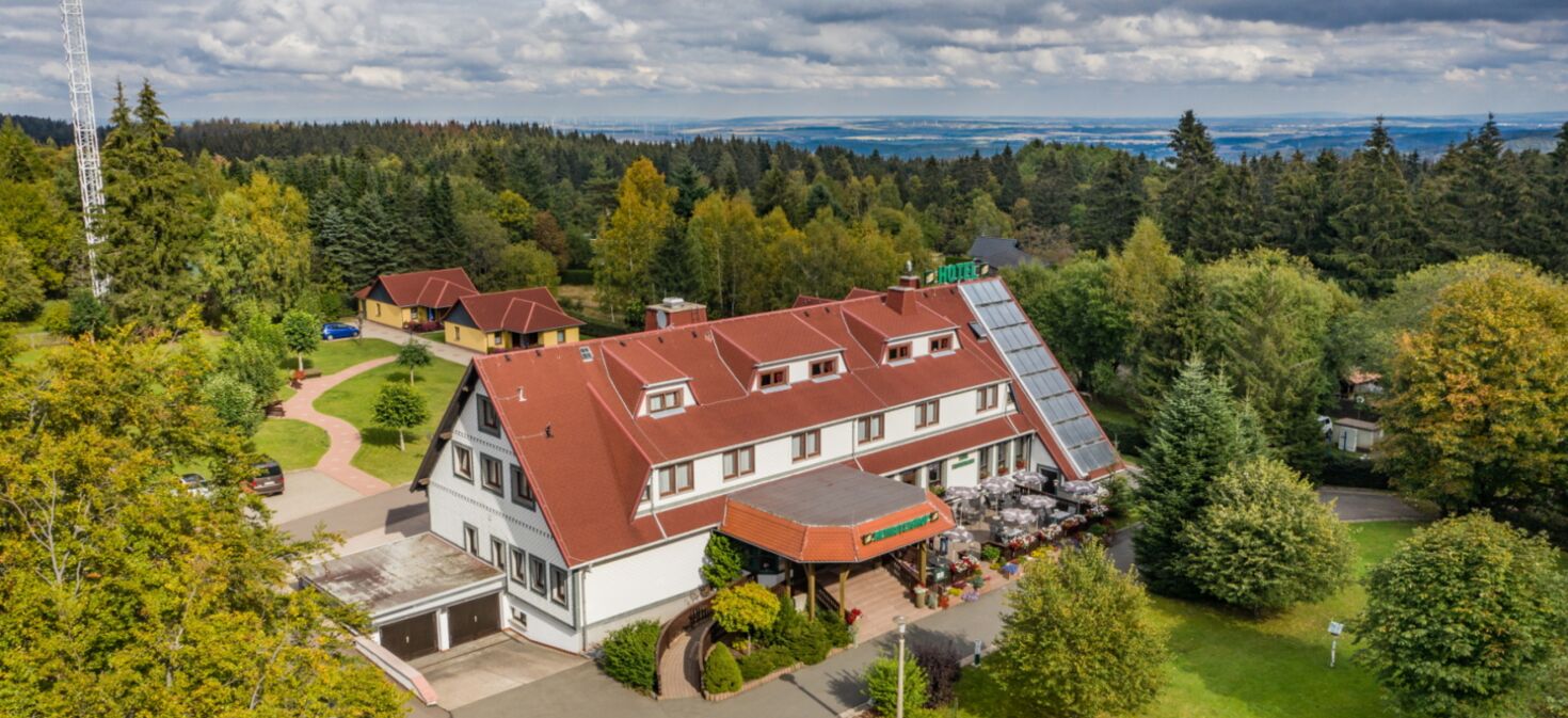 Drohnenaufnahme Waldhotel Rennsteighof mit Blick auf die Anlage und den Wald
