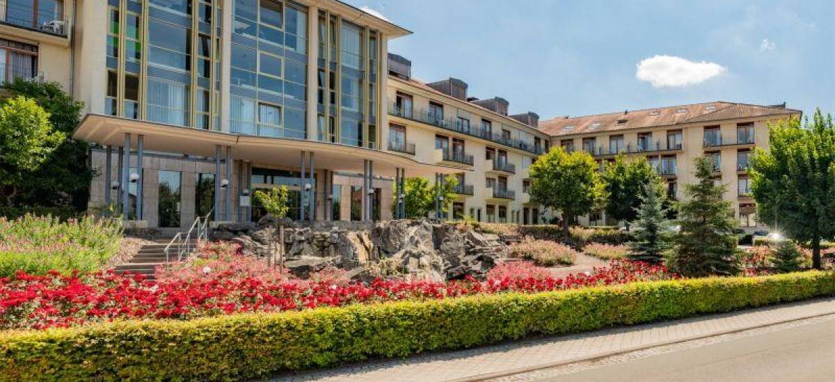 Außenaufnahme Kurparkklinik Dr. Lauterbach mit Eingangsbereich