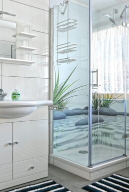 Innenaufnahme Zimmer mit Dusche, Waschbecken und Toilette