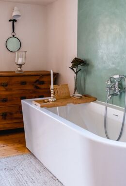 Innenaufnahme Badezimmer mit Kommode und Badewanne