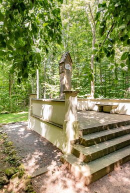 Landschaftsaufnahme mit Ida-Denkmal und wäldlicher Umgebung